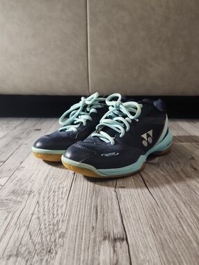 Yonex Women's Navy and Mint Low-Profile Athletic Court Shoes
